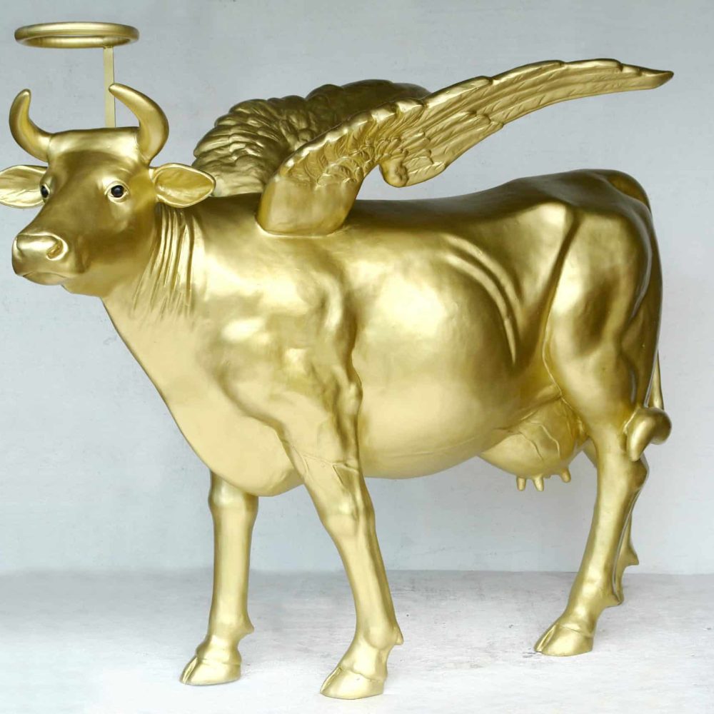 פסל של פרה מלאך בזהב