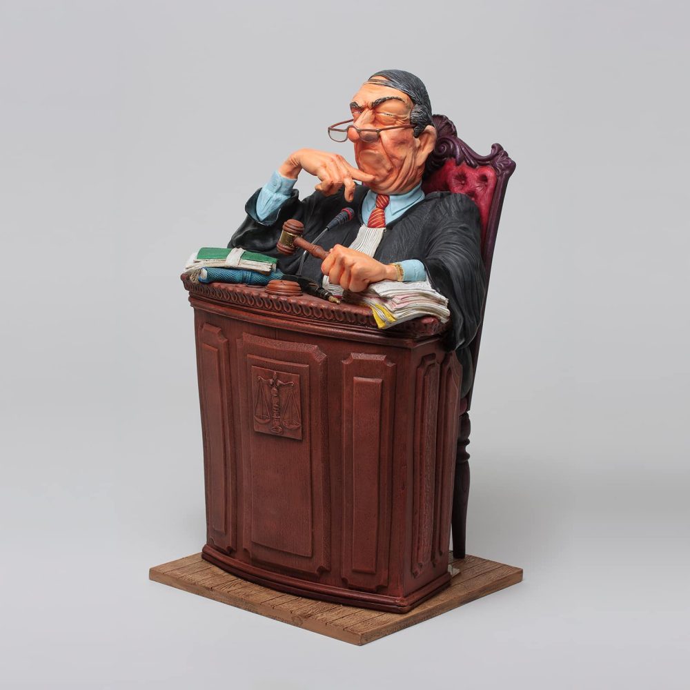 פסל של שופט