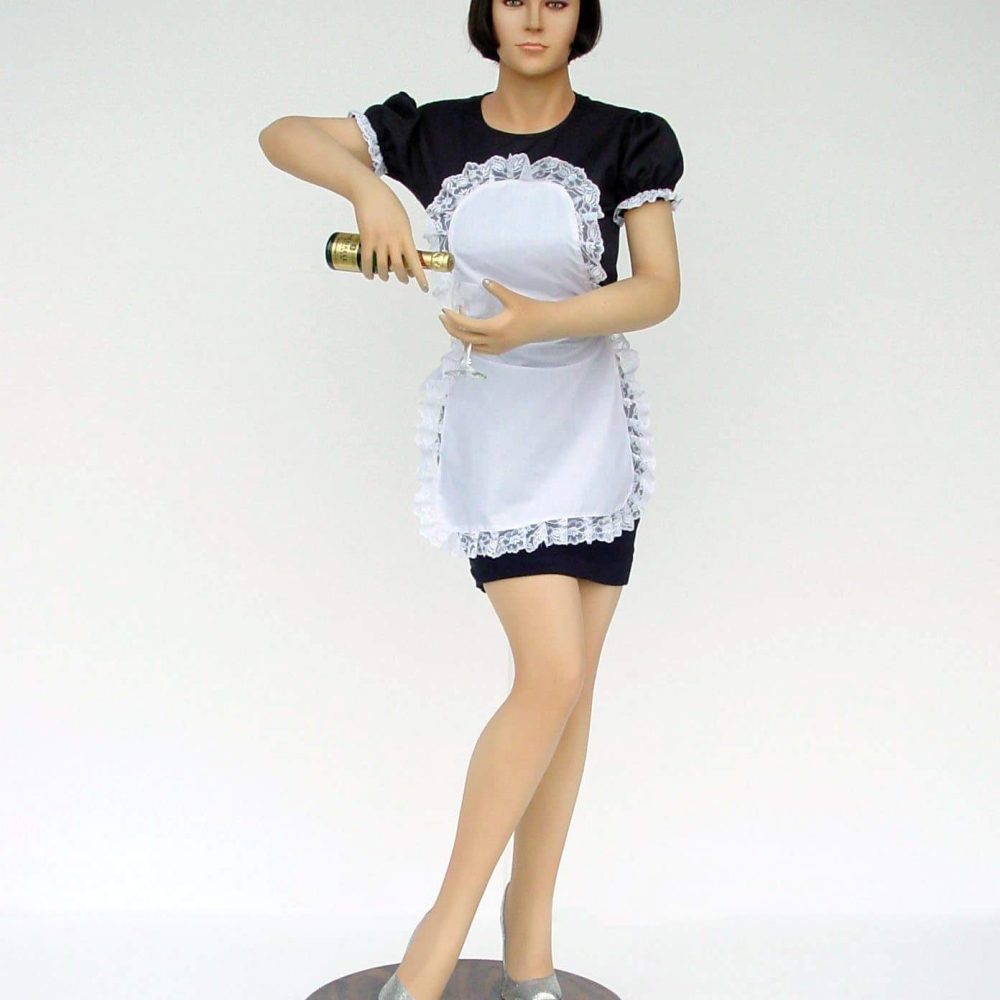 מלצרית מוזגת יין