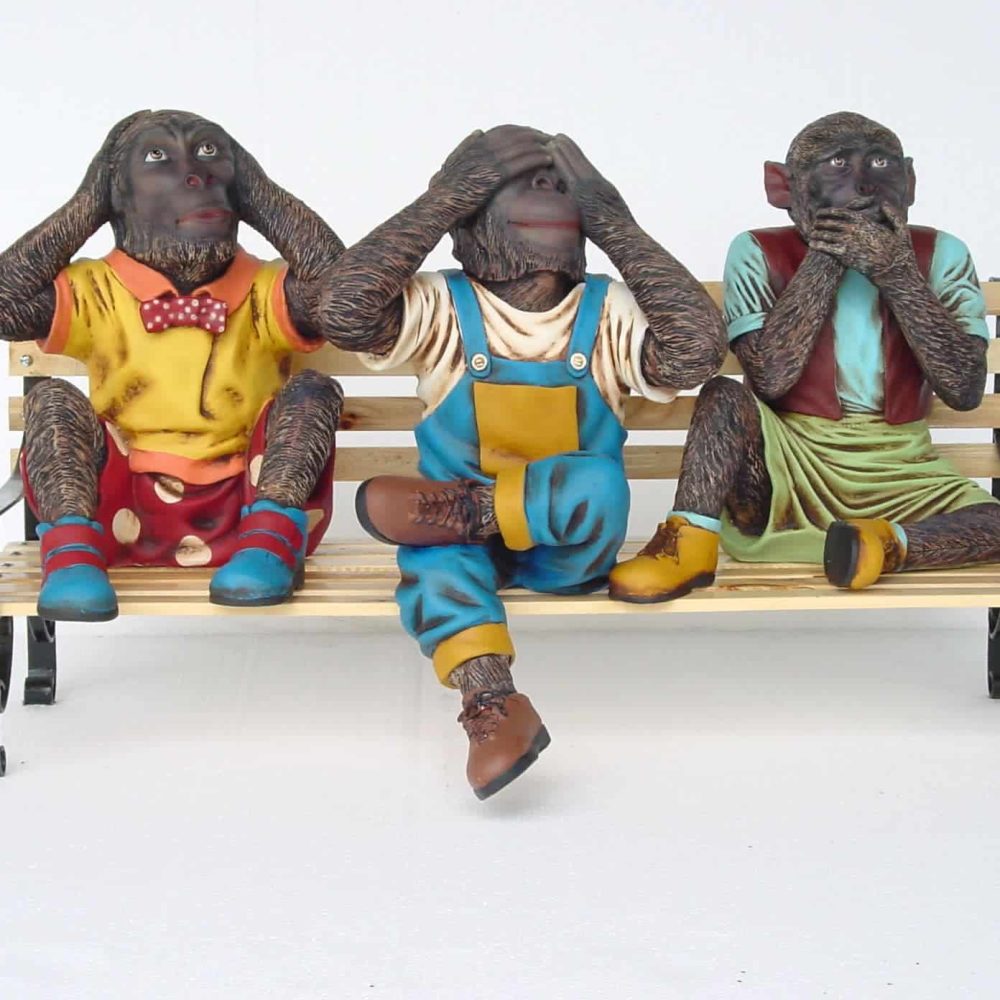 פסל של שלושת הקופים על ספסל