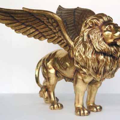 פסל אריה עם כנפיים מזהב