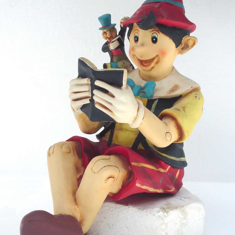 פינוקיו יושב