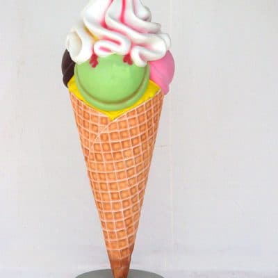 פסל של גביע גלידה צבעוני