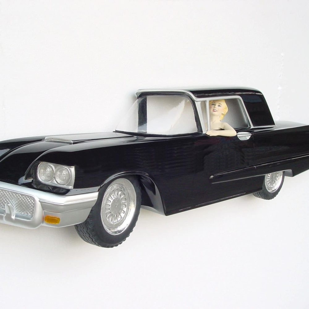 פסל רכב לתלייה עם מרילין מונרו