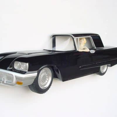 פסל רכב לתלייה עם מרילין מונרו