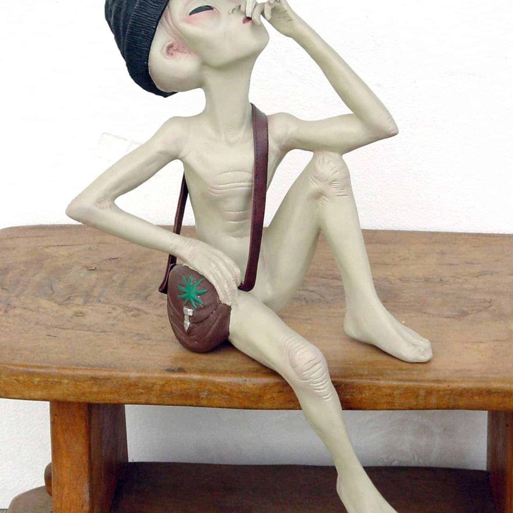 חייזר יושב מעשן