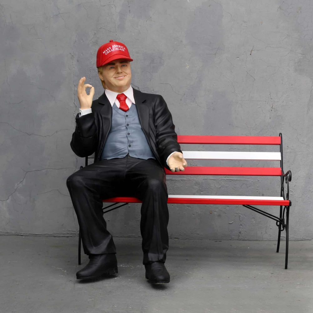 פסל של דונלד טראפ על ספסל