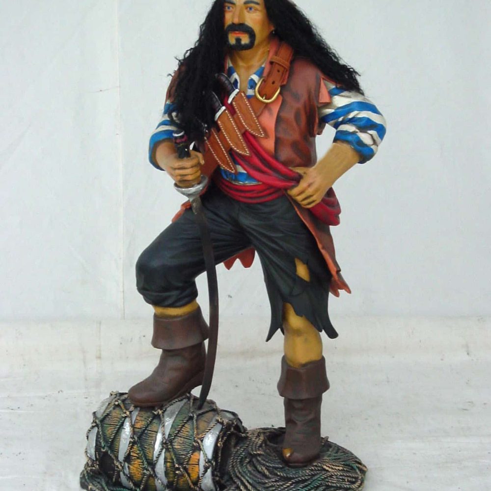 פסל פיראט קטן על חבית