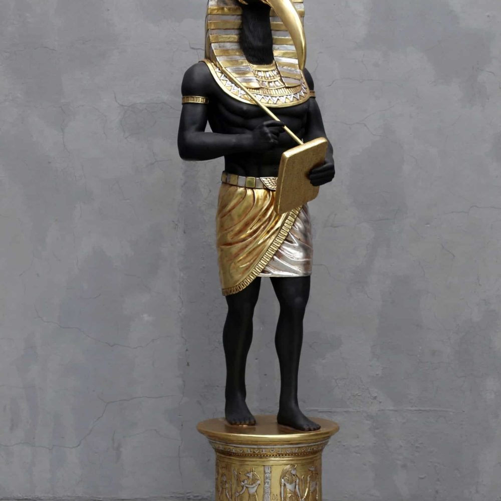 פסל של פרעון עם מקור