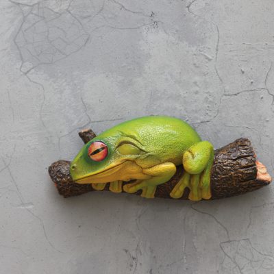 פסל צפרדע על גזע עץ