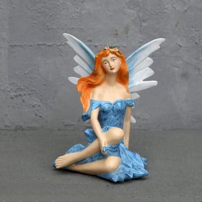 פסל של פיה בצבע כחול