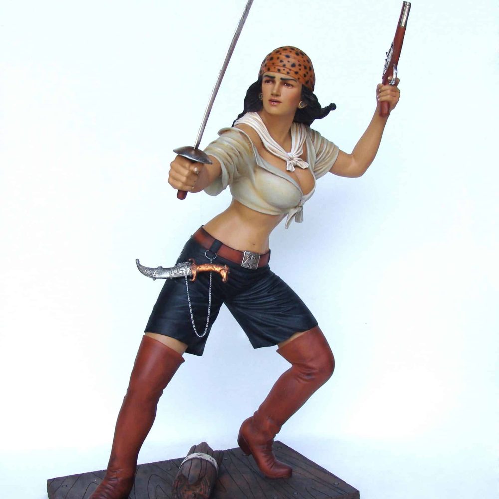 פסל של פיראטית עם חרב