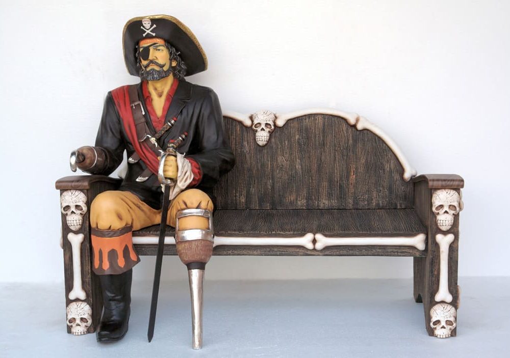 פסל פיראט על ספסל