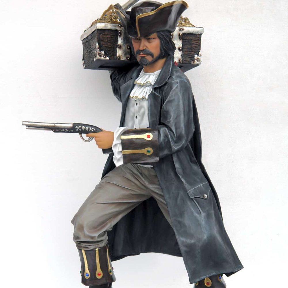 פסל שודד ים עם תיבה