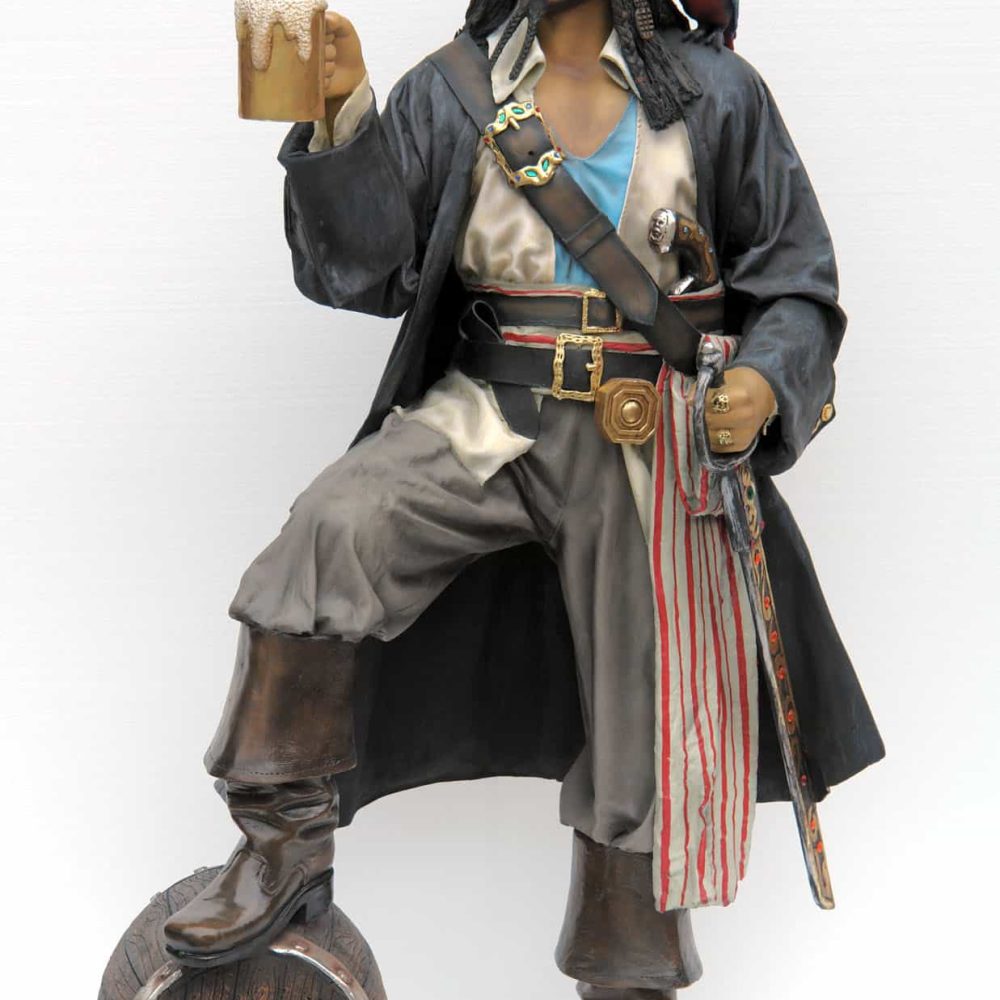 פסל פיראט עם בירה