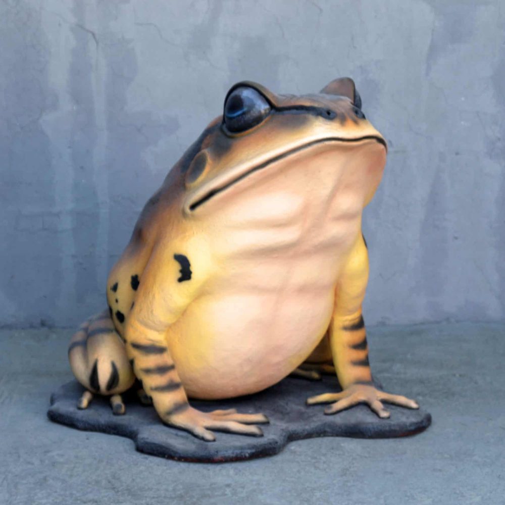 פסל צפרדע ענקית