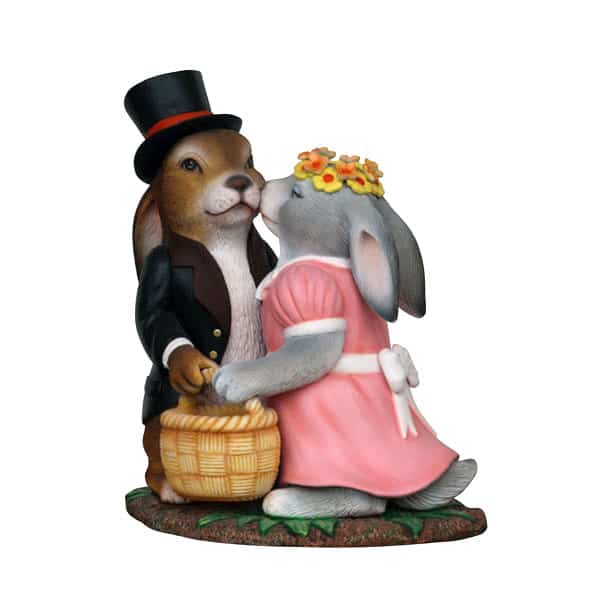 פסל של זוג ארנבים מתנשקים