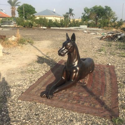 פסל של כלב דני ענק רובץ