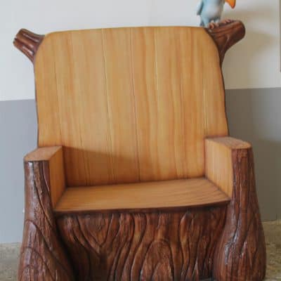 כיסא דמוי עץ עם ציפור