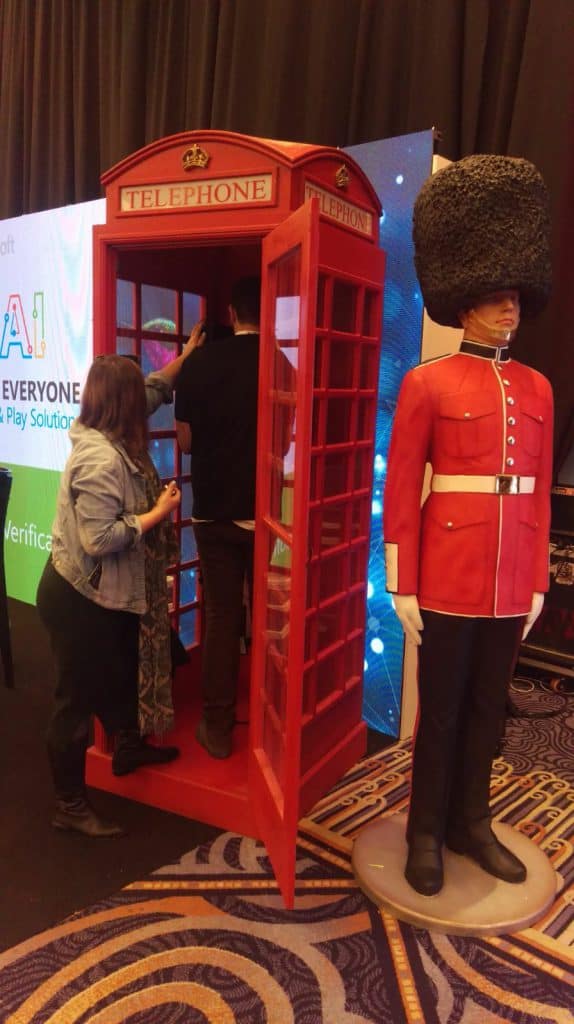 שומר מלכה ליד התא טלפון