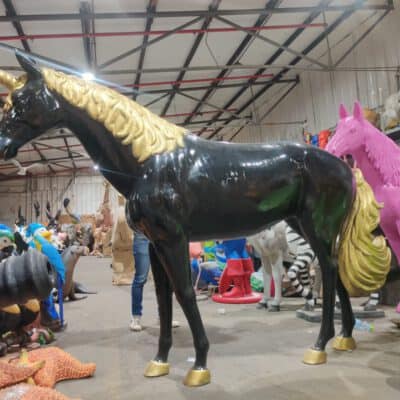 פסל של סוס חד קרן בגודל אמיתי