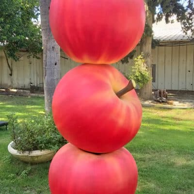 פסל של מגדל תפוחים