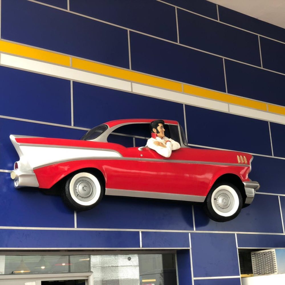 אלביס בתחנת הדלק